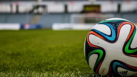 “多特蒙德31轮对决沃夫斯堡以6-0完胜，阿德耶米与贝尔林厄姆各进两球，紧追拜仁一分差距！”